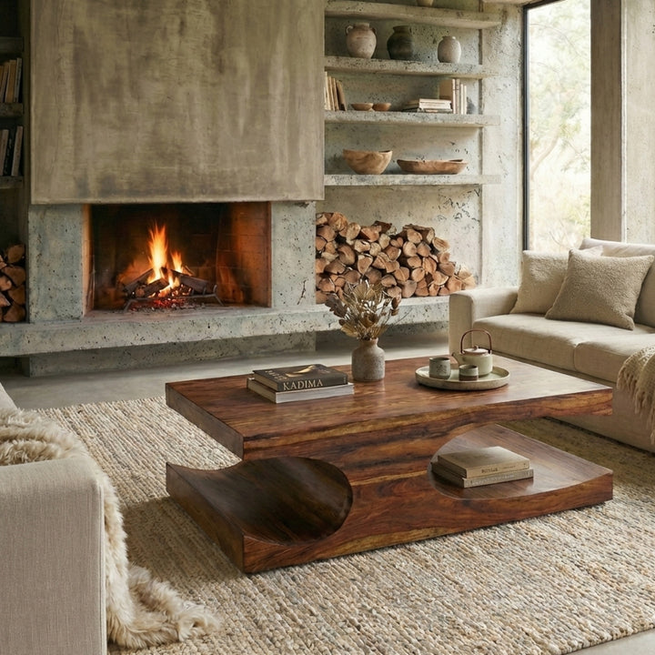 Rechteckiger Couchtisch TEKO aus Holz vor brennendem Kamin, dekoriert mit Tablett und Vasen. 