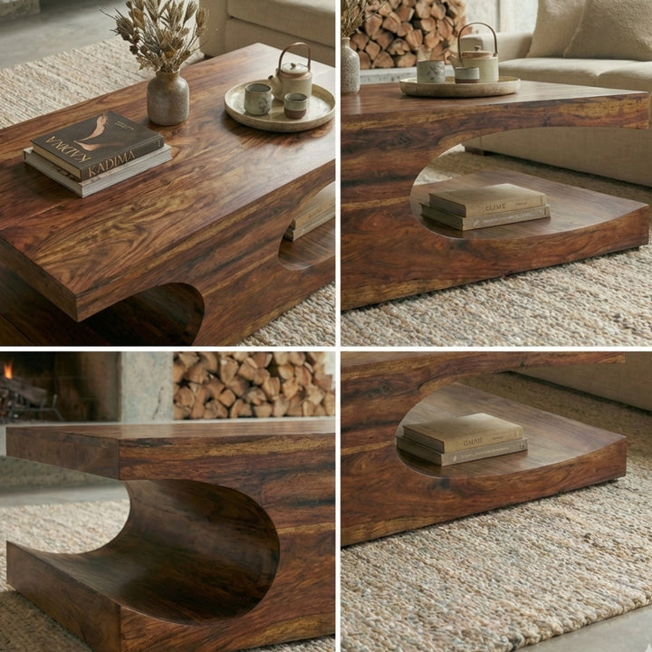 Couchtisch TEKO aus massivem Holz vor Kamin, stilvoll dekoriert. 