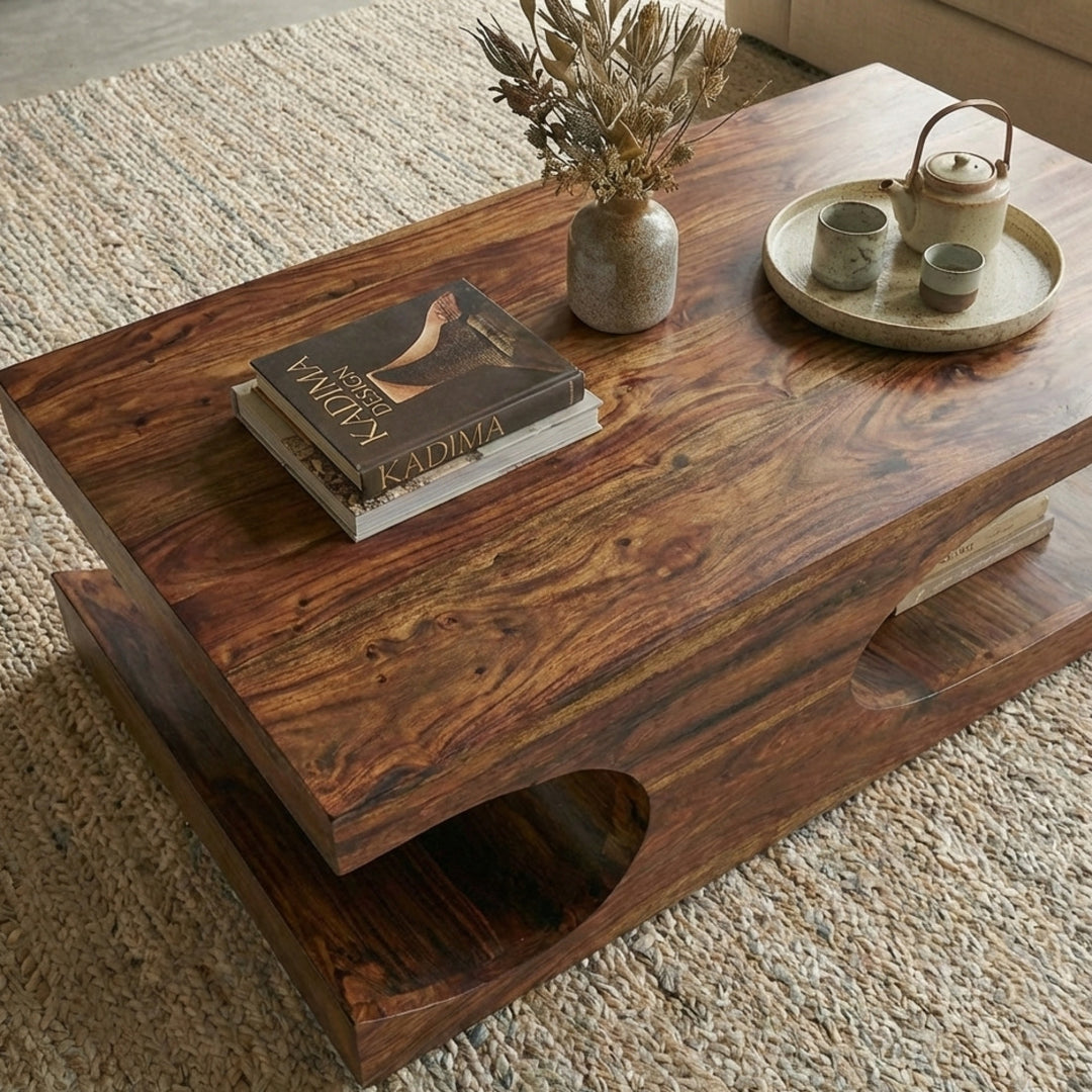 Unteres Ablagefach und gebogene Form des Massivholz-Tisches TEKO im Detail. 