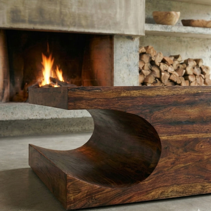 Nahaufnahme der Holzmaserung und Tischplatte des Couchtischs TEKO aus Massivholz. 