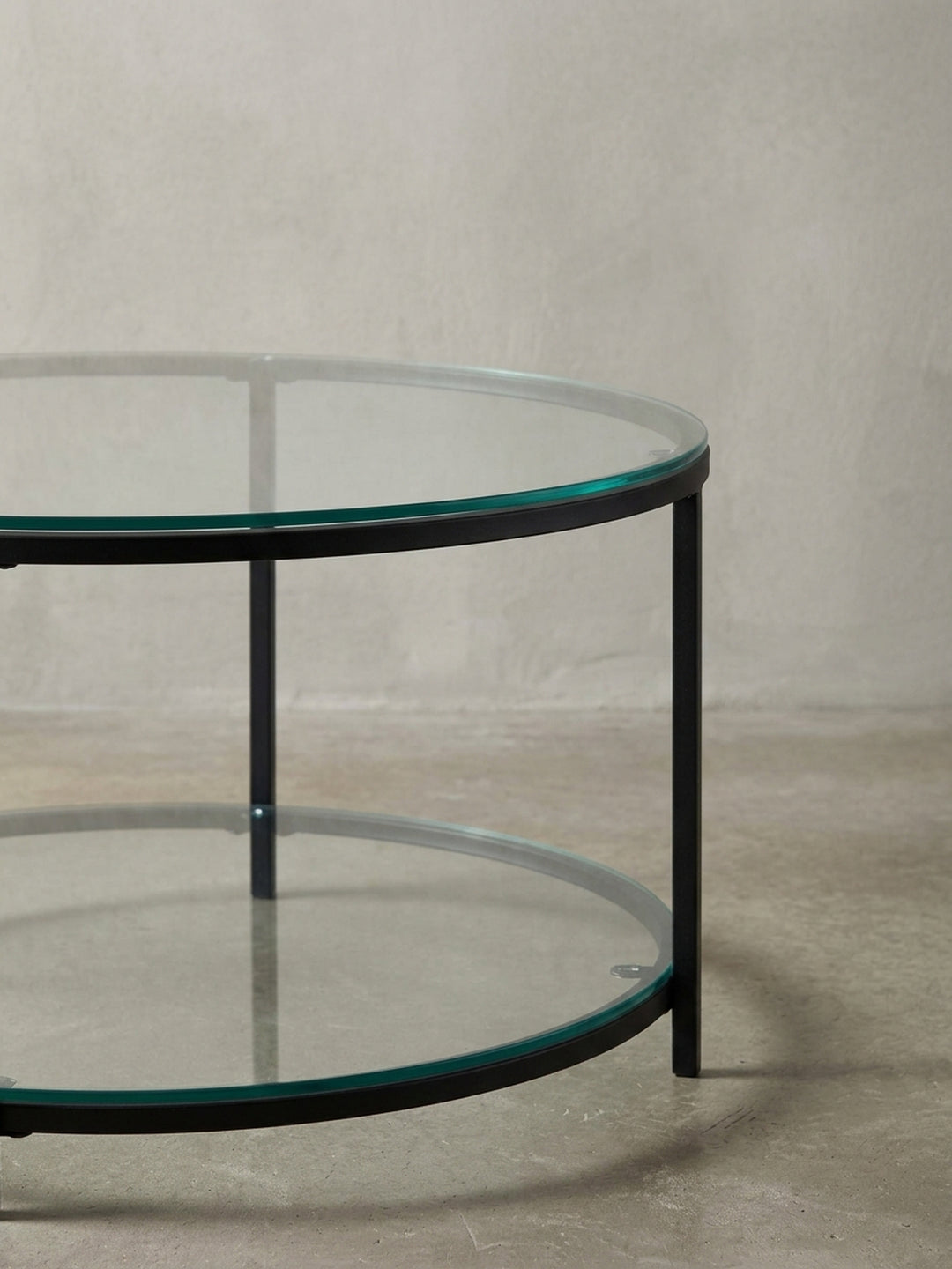 Die robuste Struktur des Metallgestells des Glastisches, die dem modernen Design die notwendige Stabilität für den Alltag im Wohnzimmer verleiht._