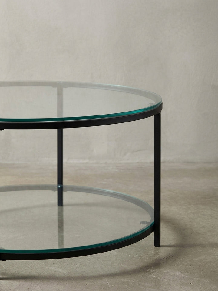 Die robuste Struktur des Metallgestells des Glastisches, die dem modernen Design die notwendige Stabilität für den Alltag im Wohnzimmer verleiht._