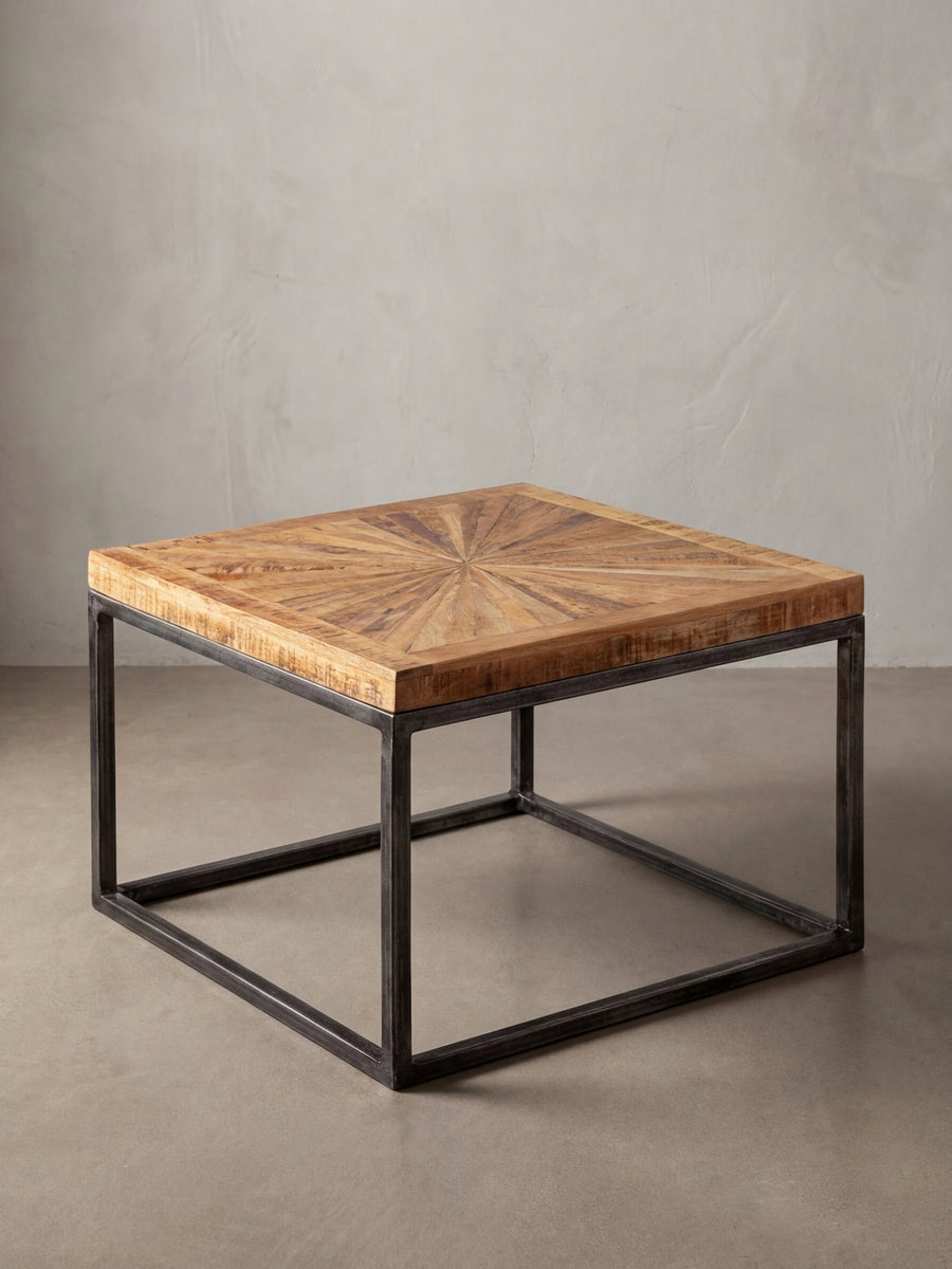Gesamtüberblick des kompakten Beistelltischs aus Holz und Metall, dessen Design massive Natürlichkeit mit minimalistischer, industrieller Ästhetik verbindet._