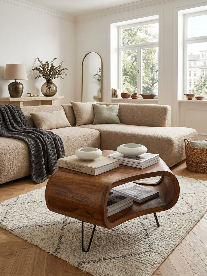 Blick von oben auf den quadratischen Massivholz Couchtisch im Retro Design. Das 55x55cm große Sheeshamholz Möbelstück fügt sich mit seiner organischen Form harmonisch in den Raum ein._