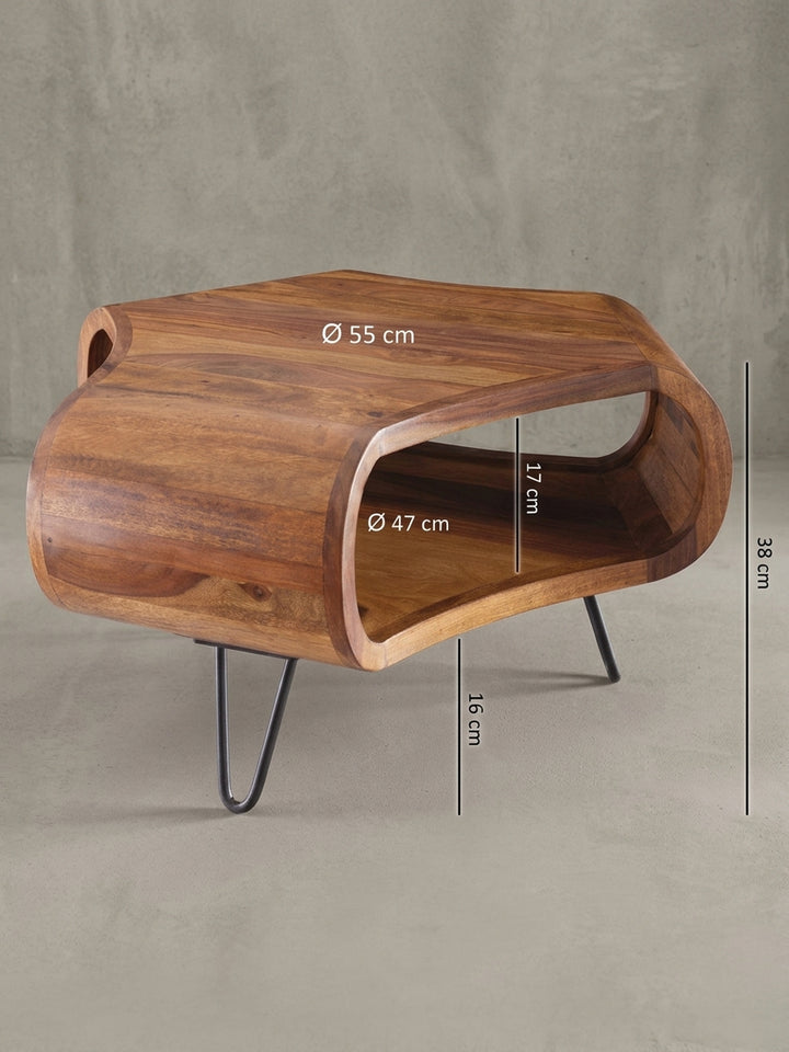 Rückwärtige Detailansicht des robusten Couchtisches aus Holz. Die unsichtbare Verbindung der Massivholzelemente und die stabile Befestigung der Metallbeine unterstreichen die Qualität._