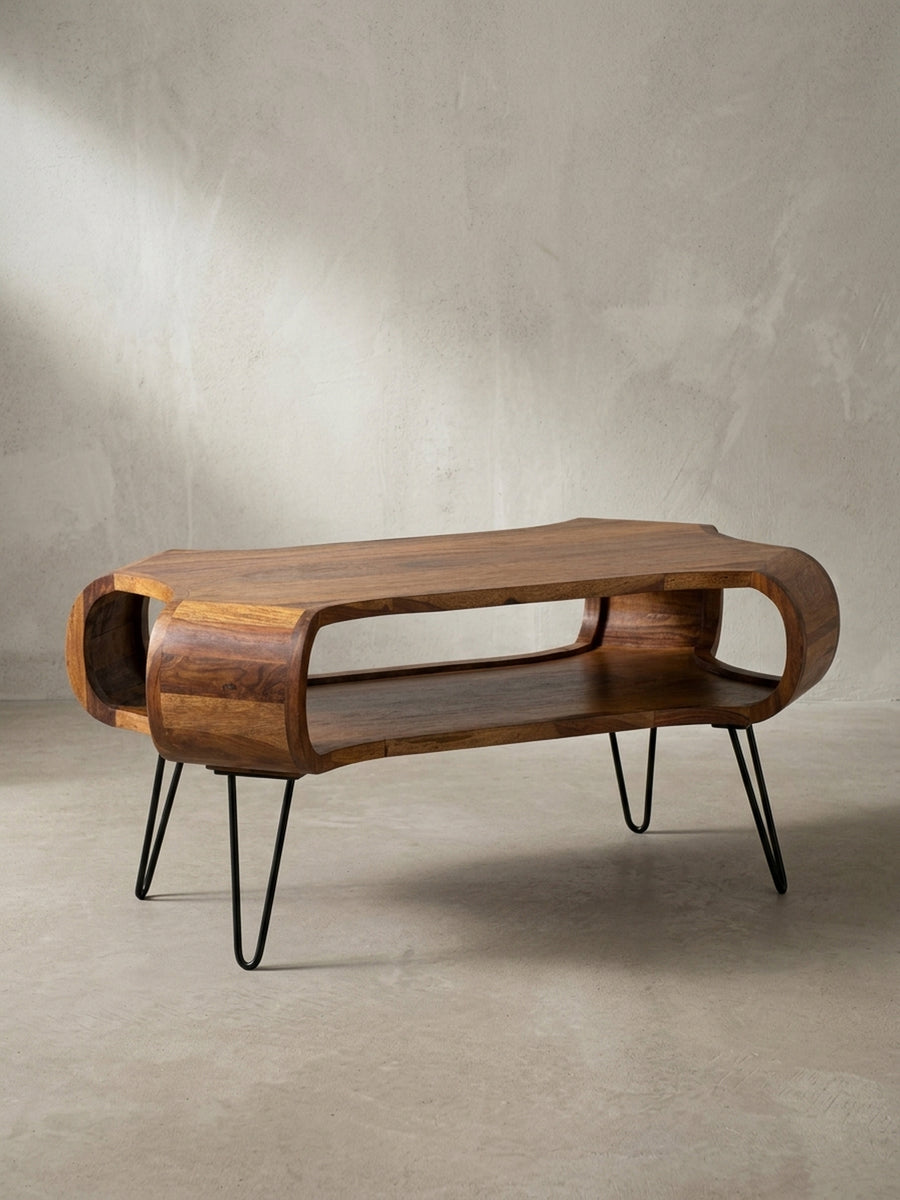 Seitenansicht des Design-Wohnzimmertisches, der die schlanke Silhouette, die Höhe von 47 cm und das filigrane Design der Metall-Haarnadelbeine betont._