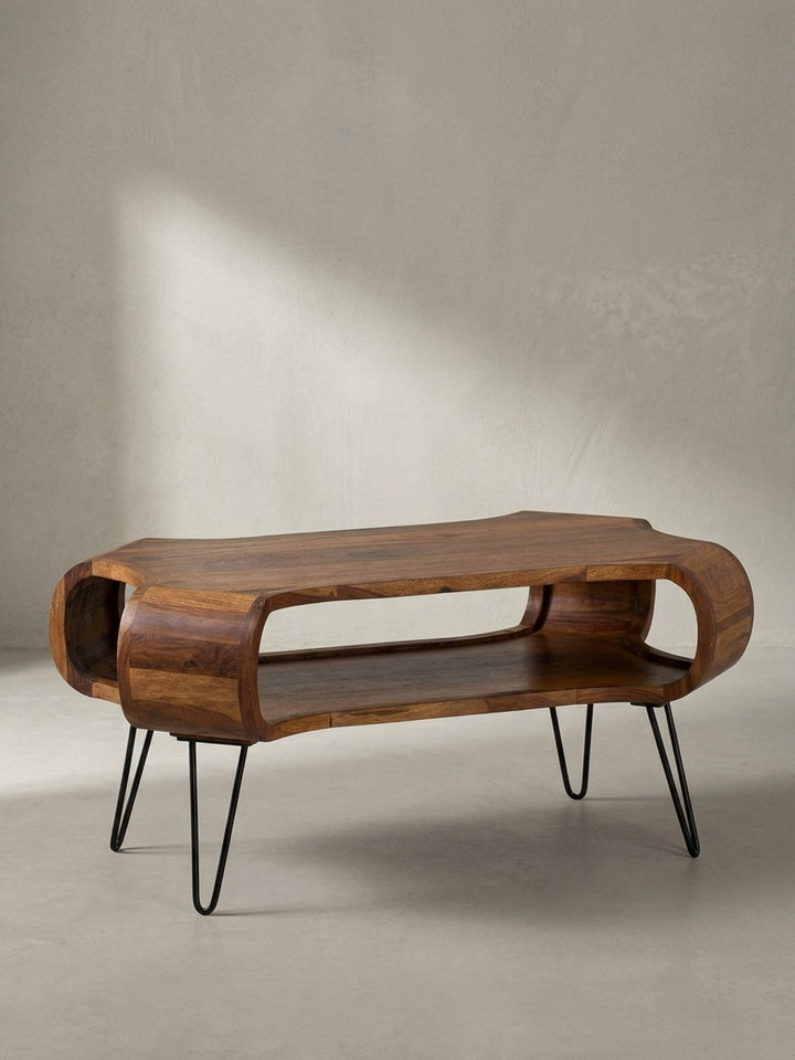 Gesamtansicht des großen Sofatisches aus massivem Sheesham, der natürliche Eleganz mit modernem Design und funktionalem Stauraum verbindet._