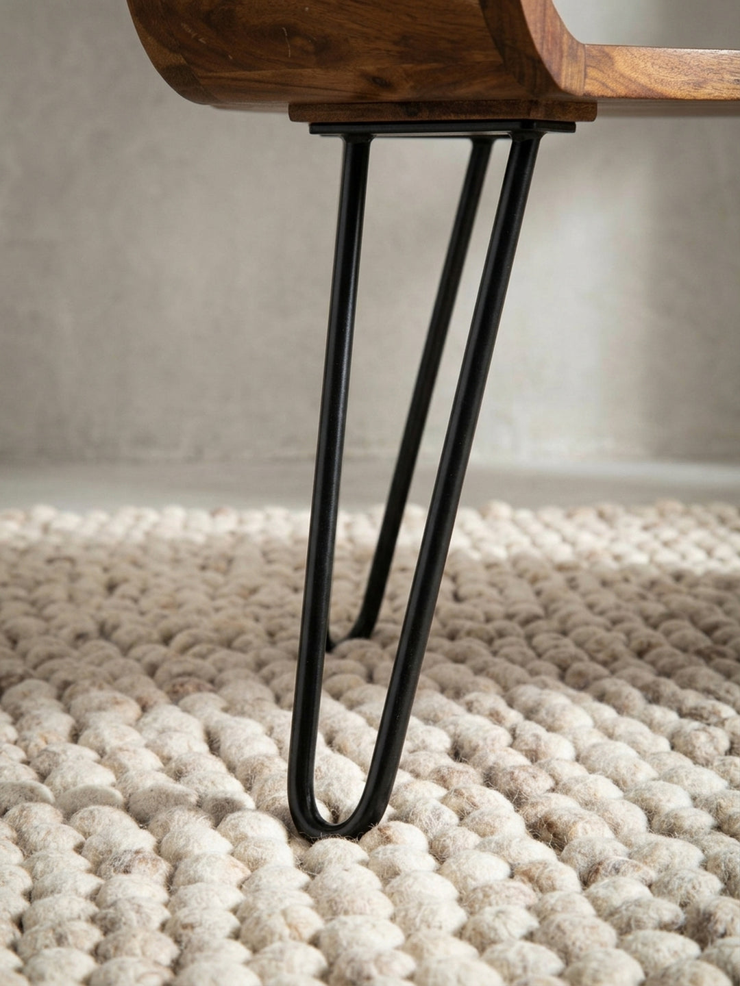 Nahaufnahme einer der abgerundeten Ecken des Sheesham-Couchtisches, die die hochwertige Verarbeitung des Holzes und das einzigartige Design offenbart._