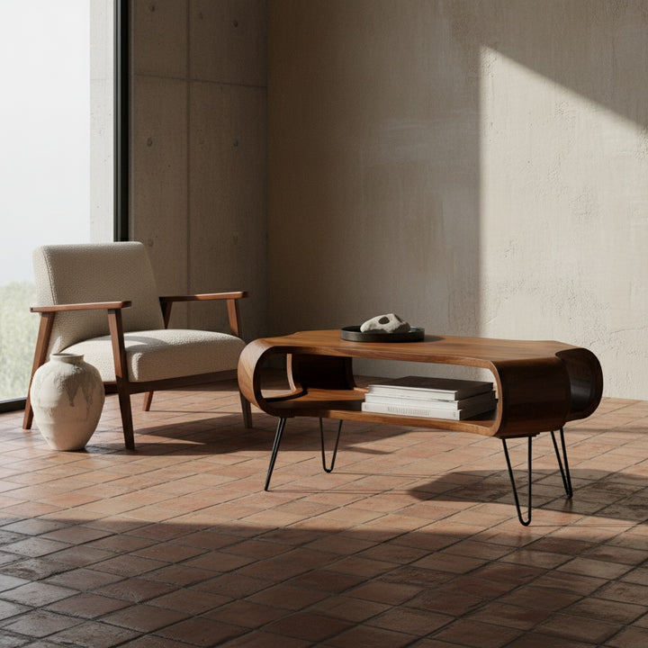 Holz-Couchtisch mit Stauraum und Metallbeinen neben Sessel – jetzt im Möbelshop Kadima Design_