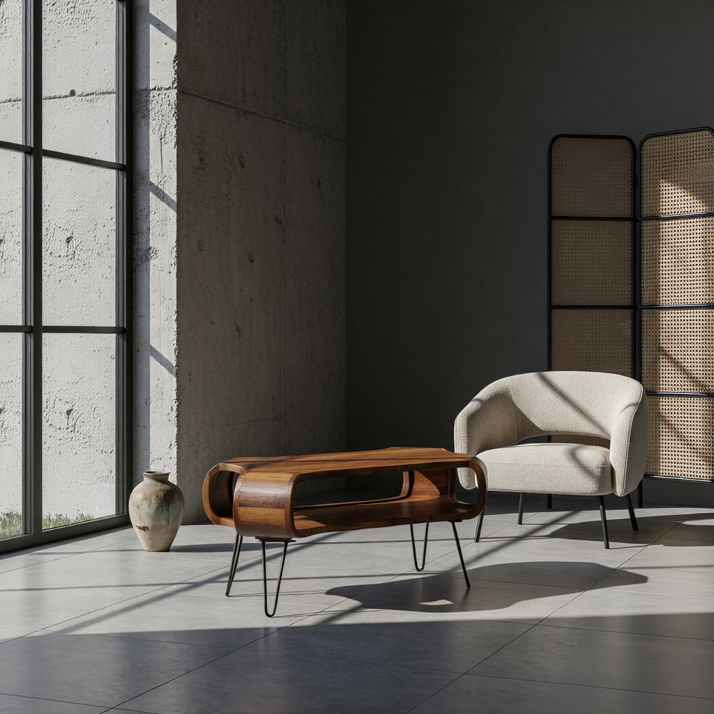 Moderner Couchtisch aus Massivholz mit schwarzem Gestell im Wohnzimmer – erhältlich bei Kadima Design