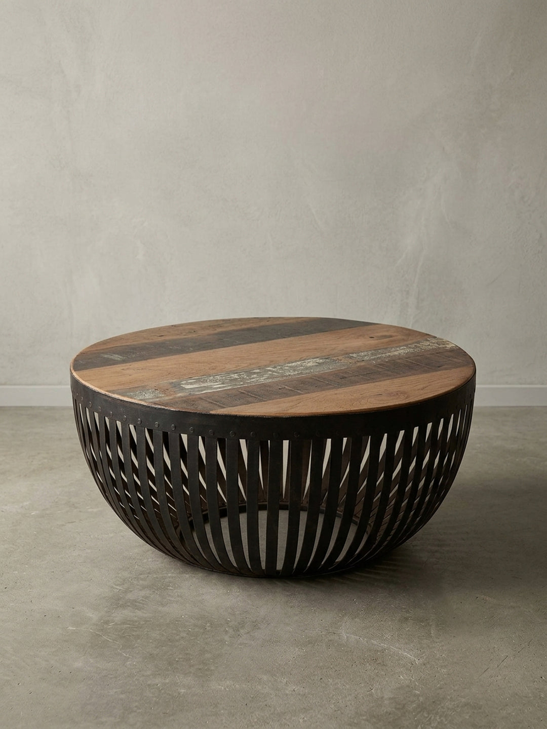 Runder Loungetisch mit Massivholzplatte und schwarzem Metallgestell. Freigestellt zeigt der 33 cm hohe Kaffeetisch sein markantes, offenes Streben-Design im Industrial Style._