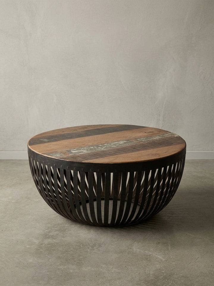 Runder Loungetisch mit Massivholzplatte und schwarzem Metallgestell. Freigestellt zeigt der 33 cm hohe Kaffeetisch sein markantes, offenes Streben-Design im Industrial Style._