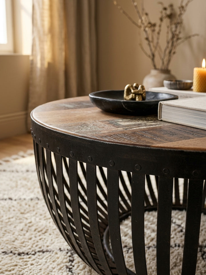 Detailaufnahme der rustikalen Holztischplatte aus recyceltem Massivholz. Sichtbare Maserungen und die schwarze Eisenkante betonen den hochwertigen Organic-Modern-Charakter des Tisches._