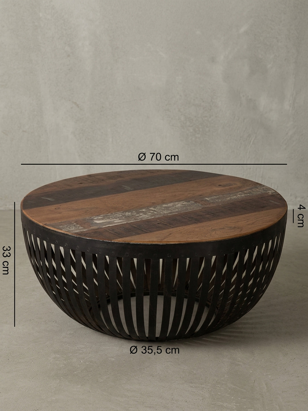 Rückseitige Detailansicht des runden Wohnzimmertisches. Präzise verarbeitete Eisenstreben stützen die rustikale Platte aus recyceltem Holz in einem modernen, bodennahen Clubtisch-Design._