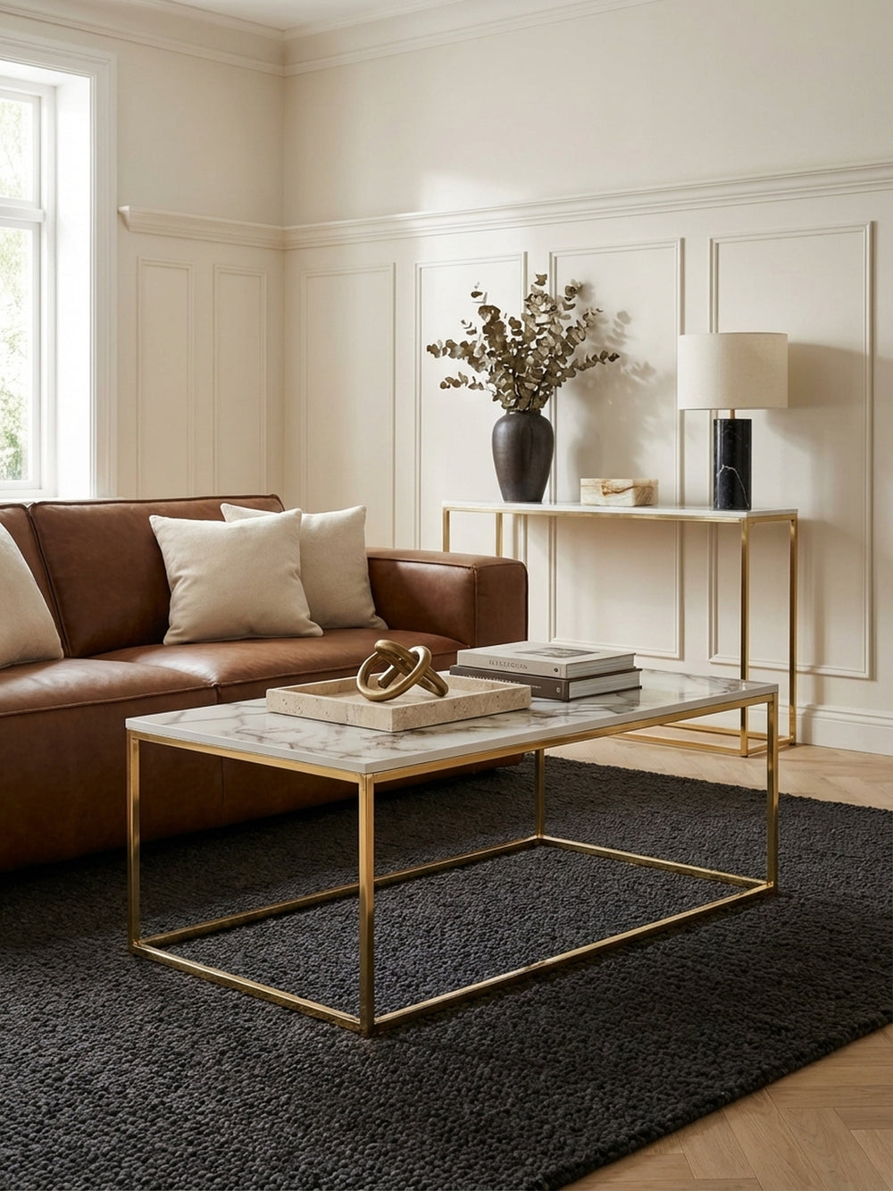 Eleganter Couchtisch in Marmor-Optik mit goldenem Metallgestell im Zentrum eines modernen Wohnzimmers mit bequemer Couch und Teppich._