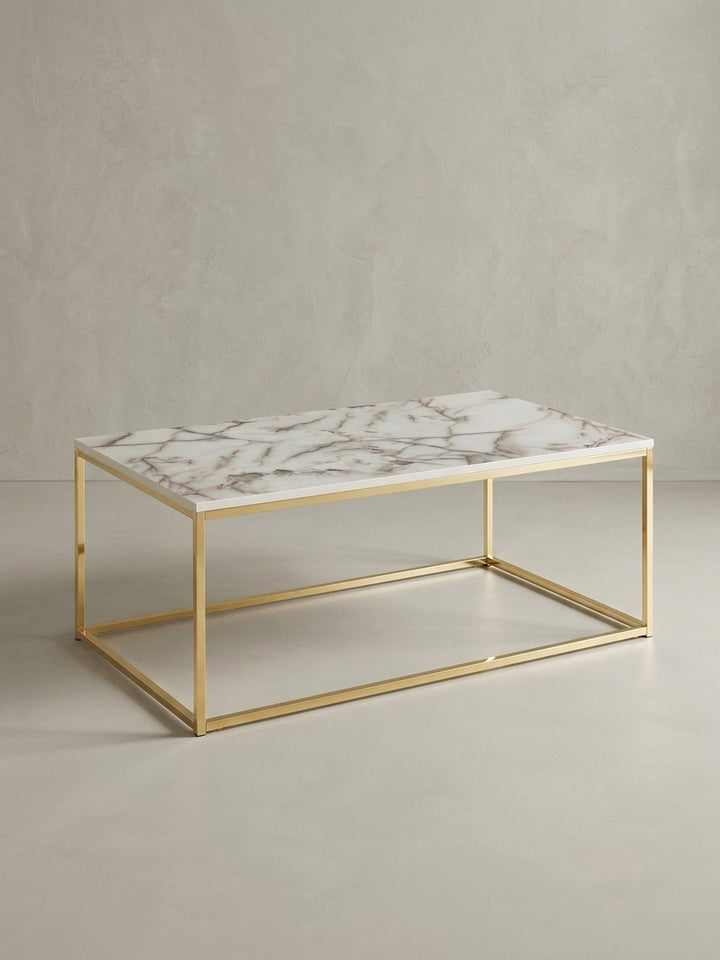 Perspektivische Ansicht des Couchtischs in Marmor-Optik, die die großzügige Tischfläche von 100x60 cm und das minimalistische Design des Gestells betont._