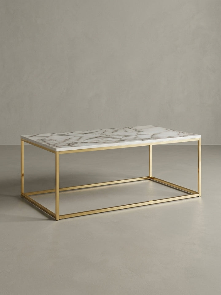 Rechteckiger Wohnzimmertisch in einer 3/4-Ansicht, die das Zusammenspiel der weißen Marmorplatte und des glänzenden goldenen Metallgestells hervorhebt._