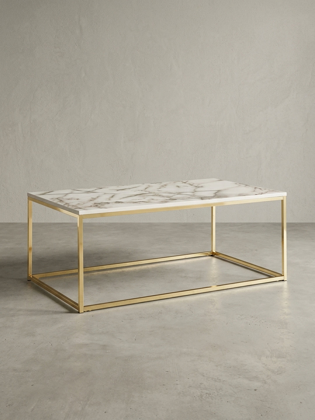 Gesamtüberblick des Design-Couchtisches, der die elegante Kombination aus MDF-Platte in weißer Marmor-Optik und dem stabilen, goldfarbenen Stahlgestell darstellt._