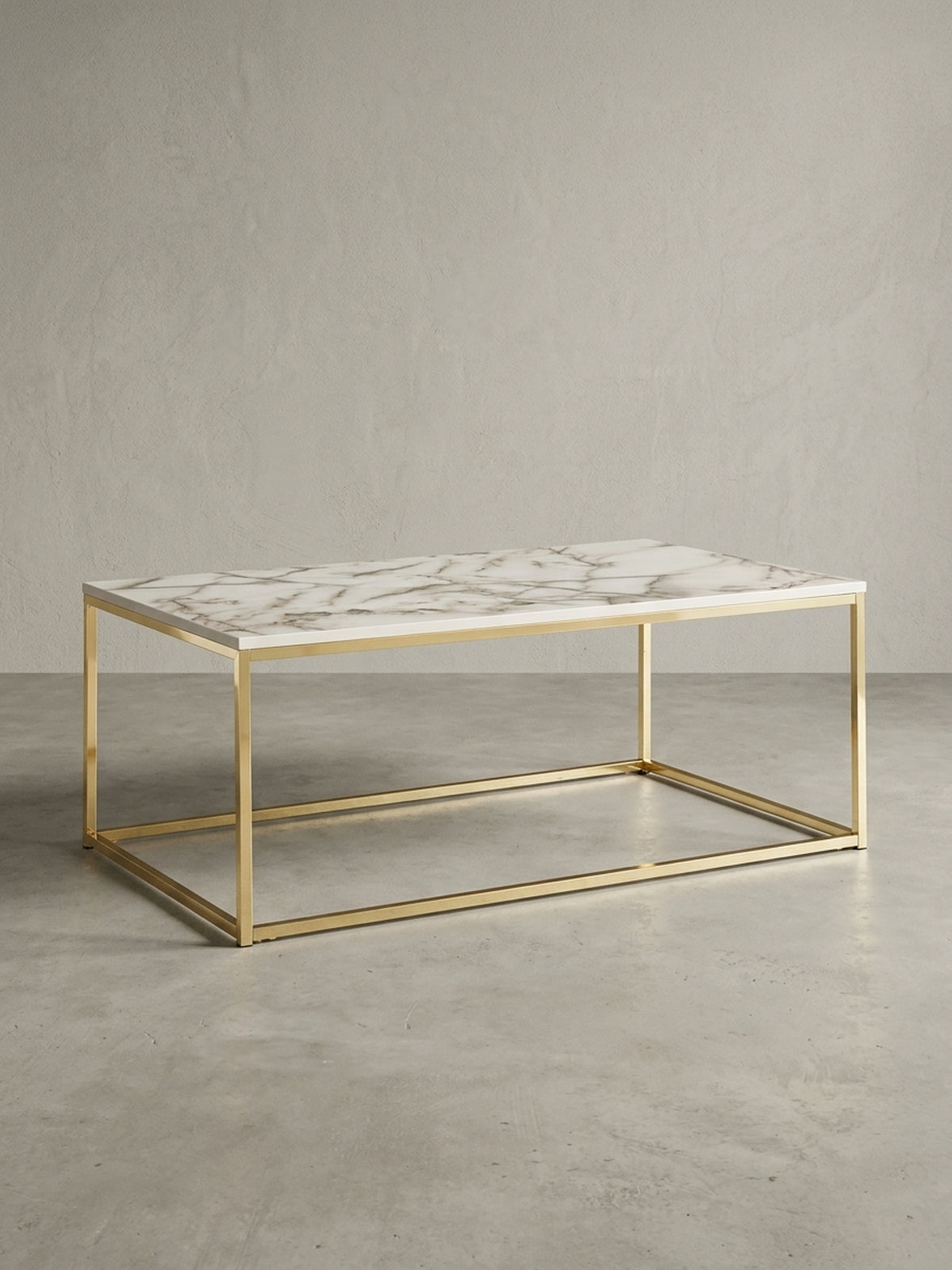 Gesamtüberblick des Design-Couchtisches, der die elegante Kombination aus MDF-Platte in weißer Marmor-Optik und dem stabilen, goldfarbenen Stahlgestell darstellt.