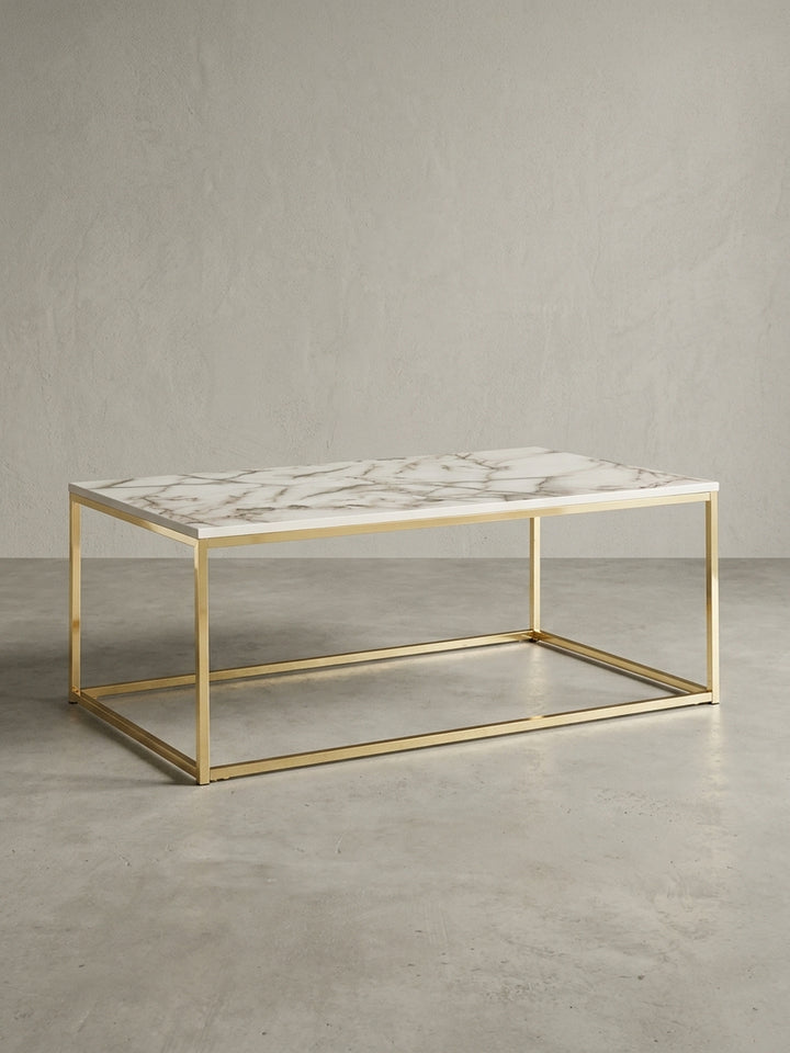 Gesamtüberblick des Design-Couchtisches, der die elegante Kombination aus MDF-Platte in weißer Marmor-Optik und dem stabilen, goldfarbenen Stahlgestell darstellt._