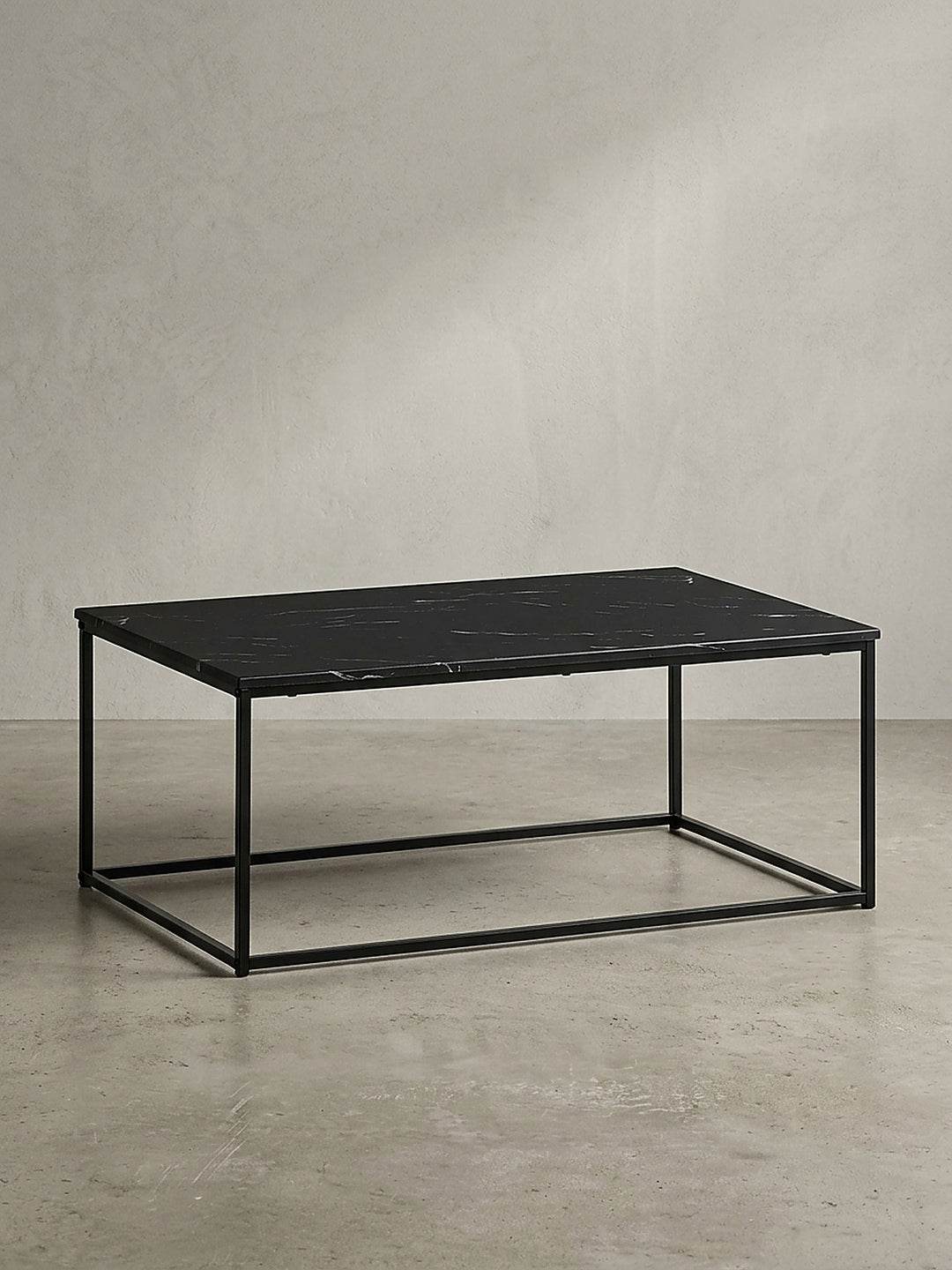 Vorderansicht des reduzierten Couchtisches aus lackiertem Stahl mit einer täuschend echten, schwarzen Marmor-Dekorplatte in den exakten Maßen 100x60x40 cm vor neutralem Hintergrund_