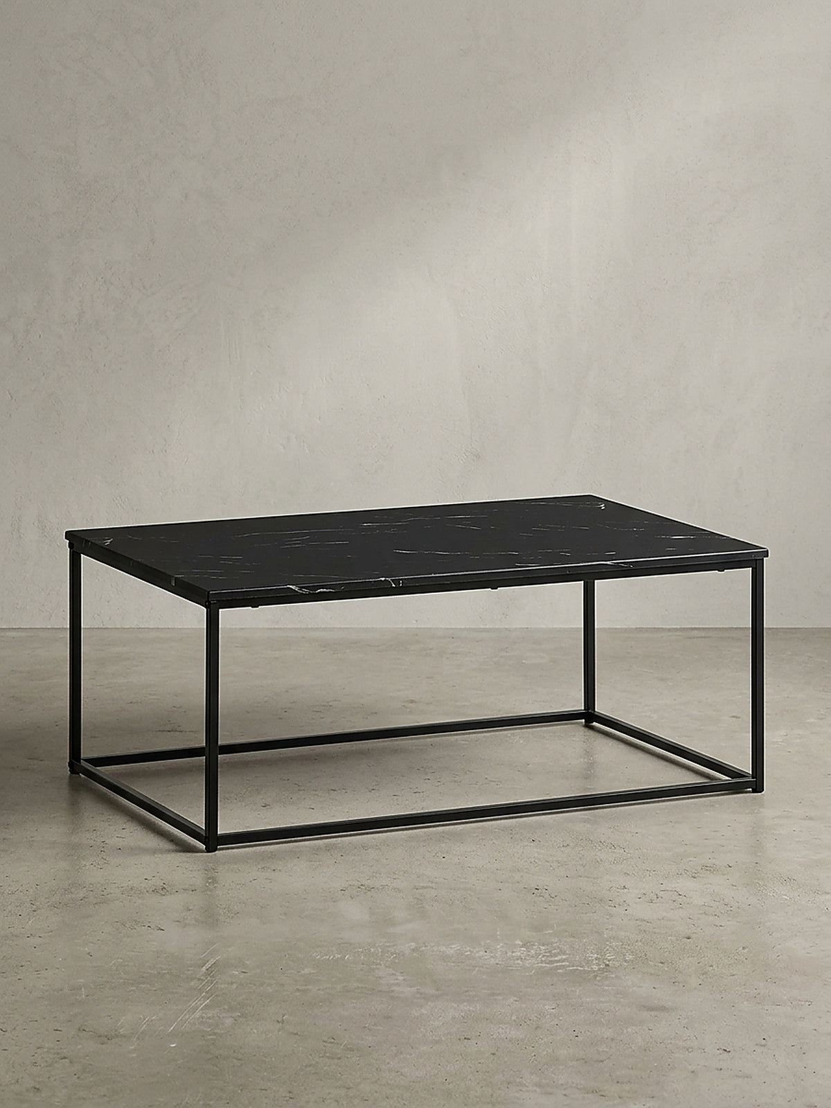 Vorderansicht des reduzierten Couchtisches aus lackiertem Stahl mit einer täuschend echten, schwarzen Marmor-Dekorplatte in den exakten Maßen 100x60x40 cm vor neutralem Hintergrund_