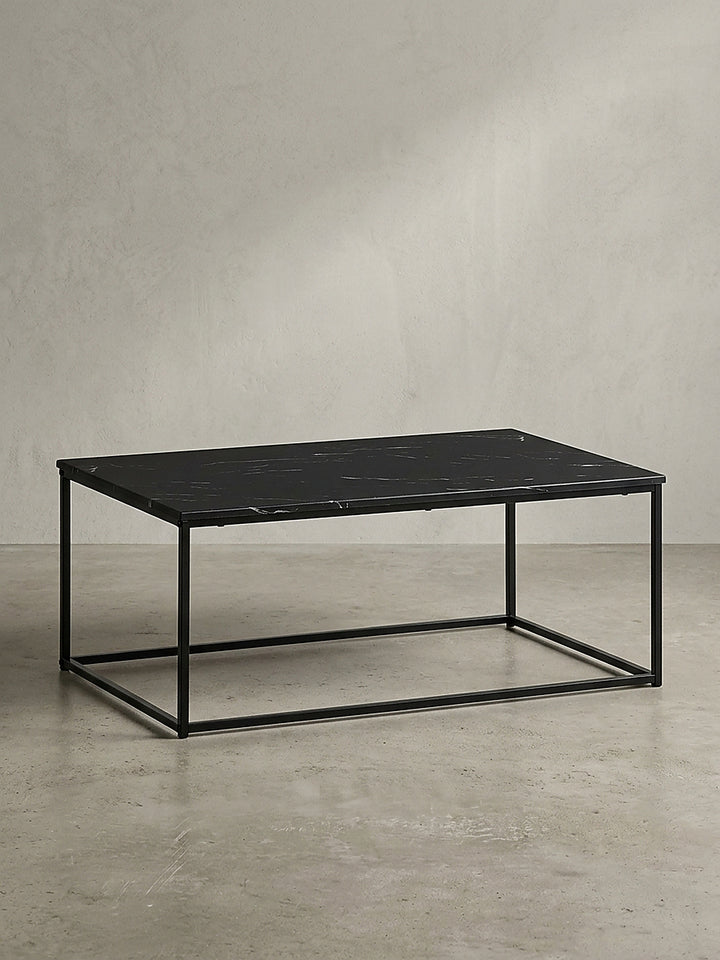 Vorderansicht des reduzierten Couchtisches aus lackiertem Stahl mit einer täuschend echten, schwarzen Marmor-Dekorplatte in den exakten Maßen 100x60x40 cm vor neutralem Hintergrund_