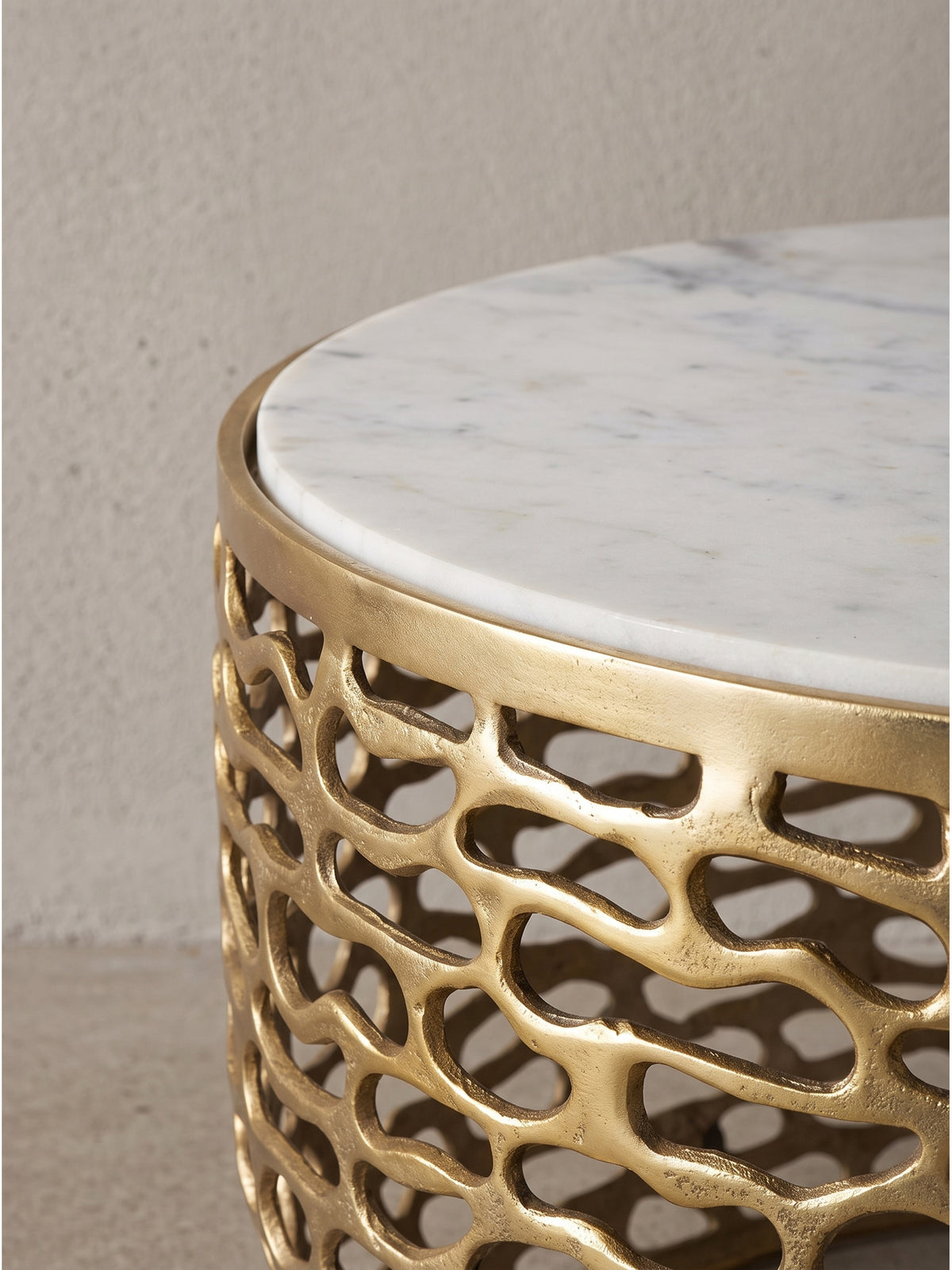 Alternative Perspektive auf den modernen goldenen Marmortisch mit Fokus auf die harmonische Verbindung von Stein und Metall_