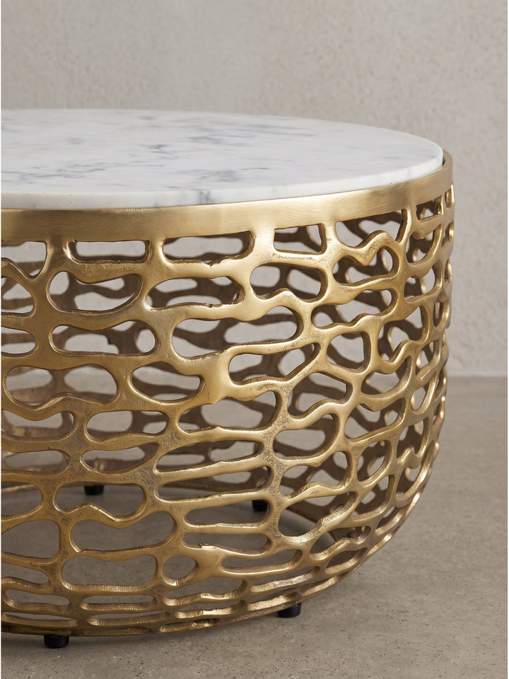 Gesamteindruck des edlen Design Couchtisches Gold mit weißem Marmor als zentrales Highlight für moderne Einrichtungskonzepte_