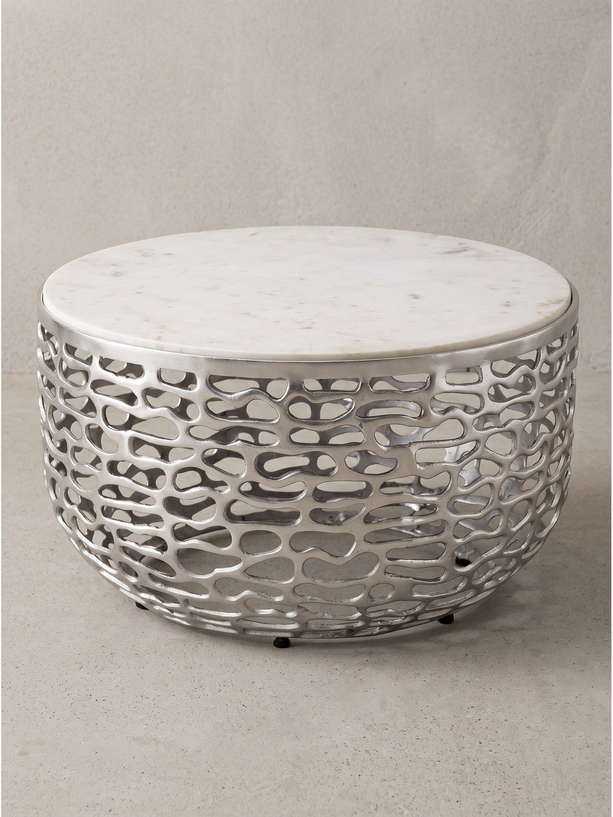 Handgefertigter Metall Couchtisch Silber mit weißer Marmorplatte 60 cm rund in Frontalansicht auf weißem Hintergrund_