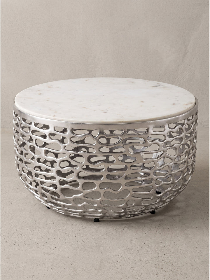 Handgefertigter Metall Couchtisch Silber mit weißer Marmorplatte 60 cm rund in Frontalansicht auf weißem Hintergrund_