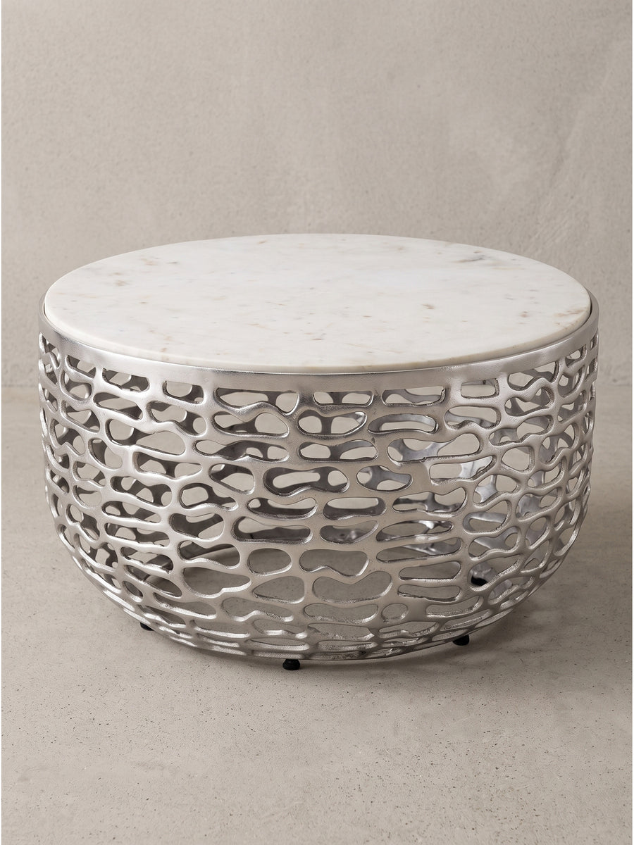 Handgefertigter Metall Couchtisch Silber mit weißer Marmorplatte 60 cm rund in Frontalansicht auf weißem Hintergrund_