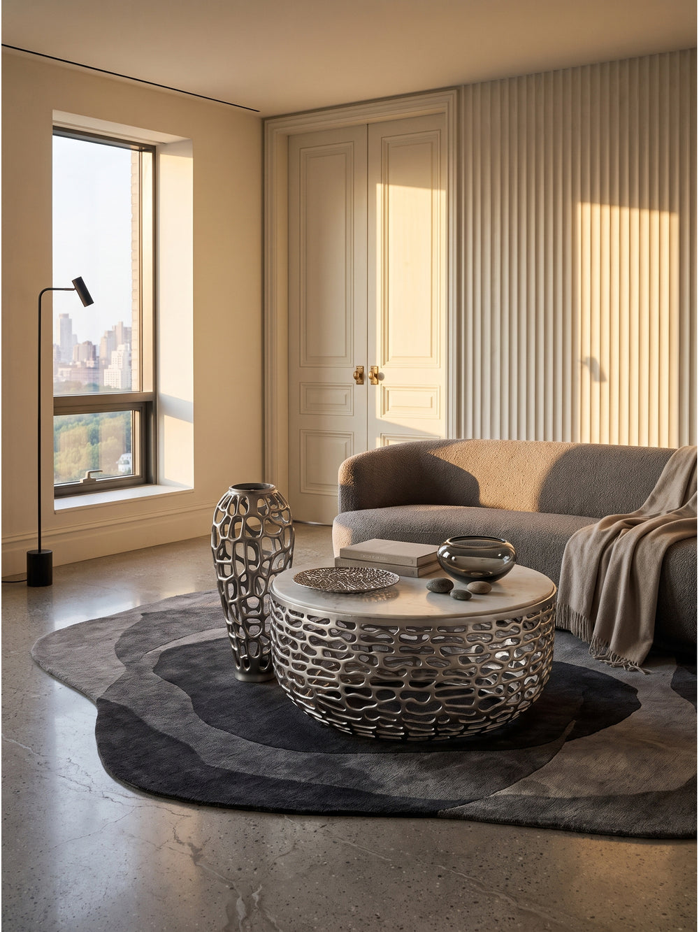 Design Metall Couchtisch Silber mit weißer Marmor Tischplatte 60x60x35 cm im eleganten Wohnzimmer auf silbergrauem Seidenteppich vor einem hellen Sofa_