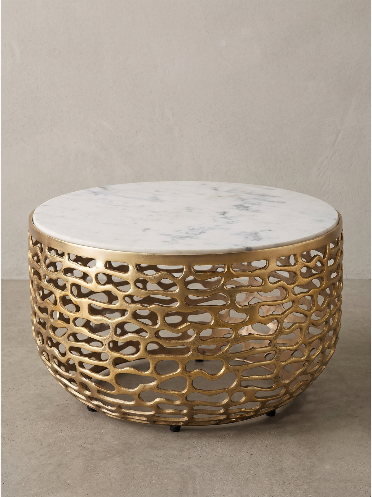 Runder Design Metall Couchtisch Gold mit feiner weißer Marmor Tischplatte 60 cm freigestellt vor hellem Hintergrund_