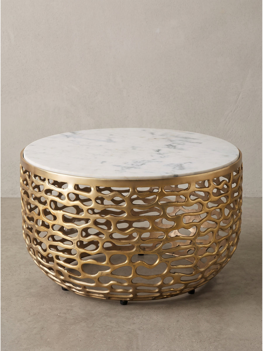 Runder Design Metall Couchtisch Gold mit feiner weißer Marmor Tischplatte 60 cm freigestellt vor hellem Hintergrund_