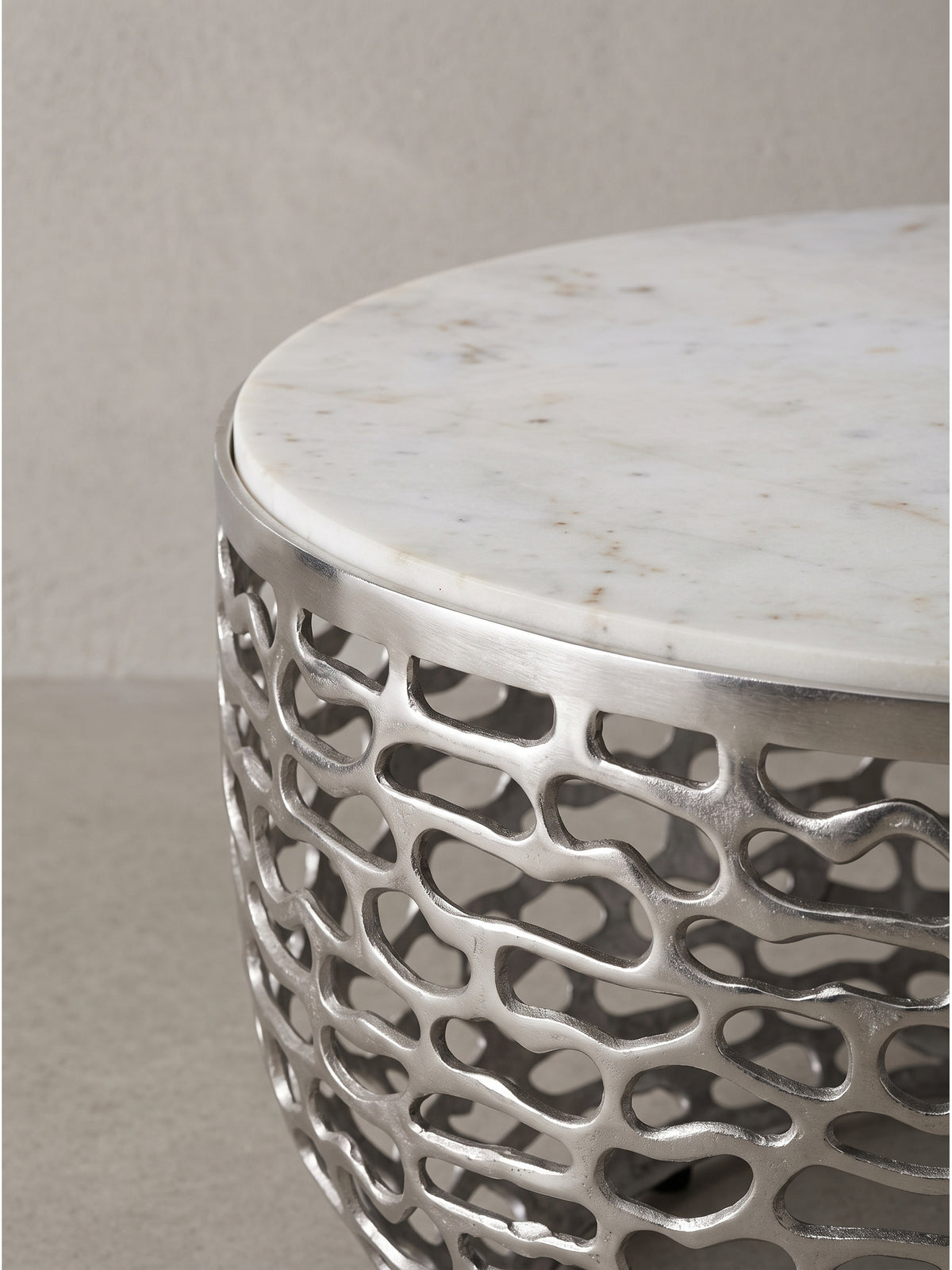 Gesamtansicht des runden Design Couchtisches Silber mit weißer Marmor Tischplatte freigestellt für Produktpräsentation