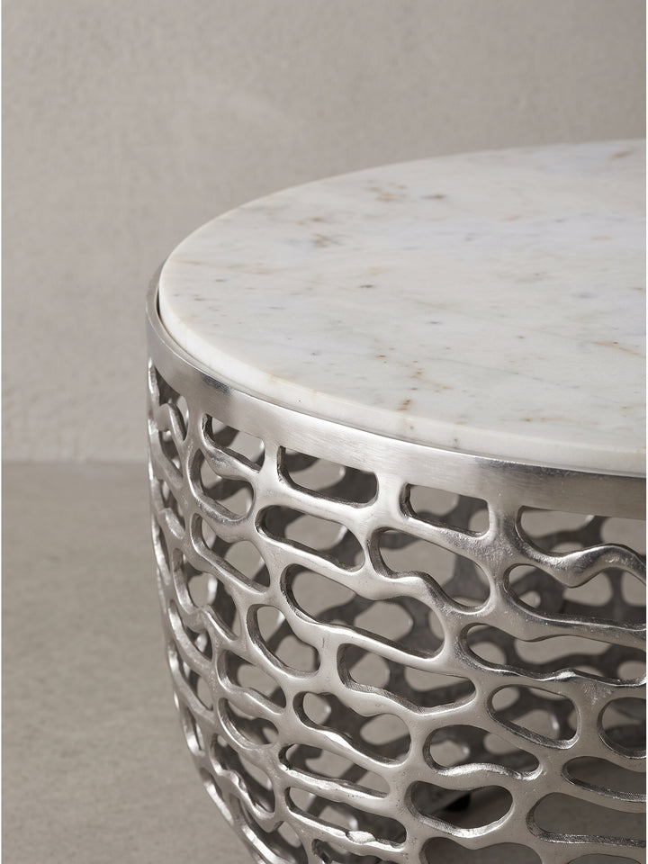 Gesamtansicht des runden Design Couchtisches Silber mit weißer Marmor Tischplatte freigestellt für Produktpräsentation_