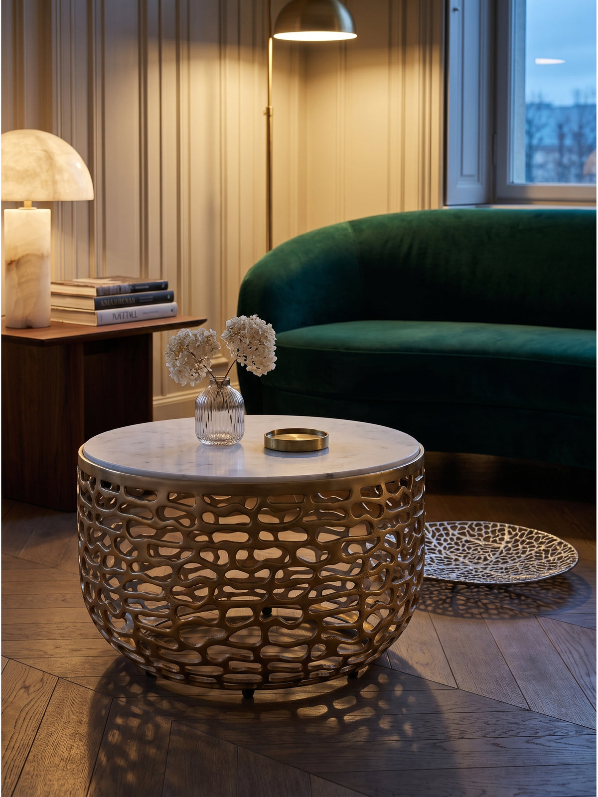 Goldener Loungetisch 60 cm mit Marmorplatte und stilvoller Dekoration neben einem schweren Leinen-Sessel im gemütlichen Lesebereich_