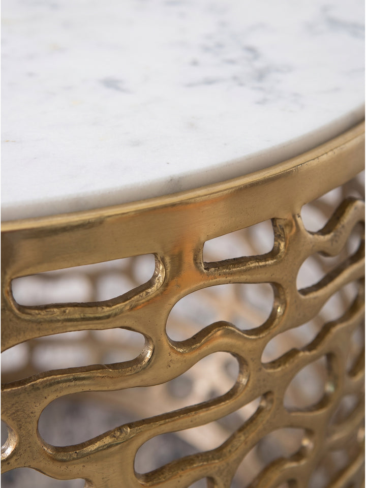 Detaillierte Struktur des goldenen Aluminiumgestells und der glatten weißen Marmorplatte des runden Design Couchtisches_