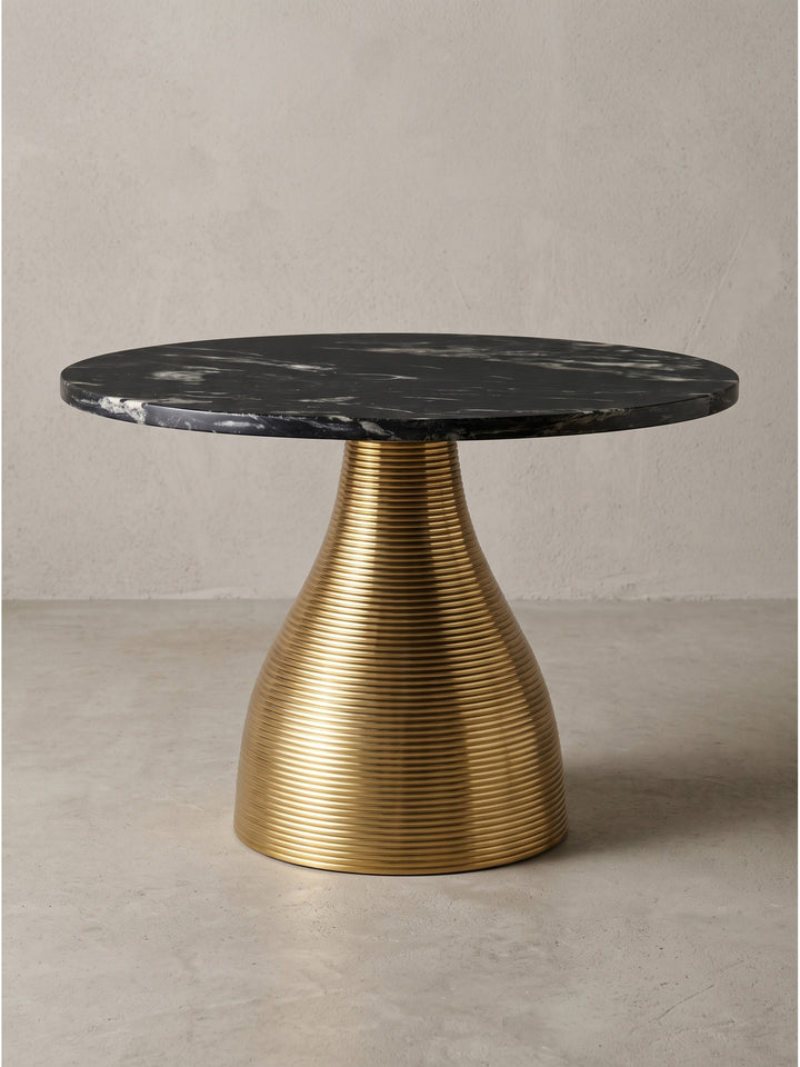 Runder Couchtisch aus massivem schwarzem Marmor und robustem Aluminium in Gold freigestellt vor weißem Hintergrund_