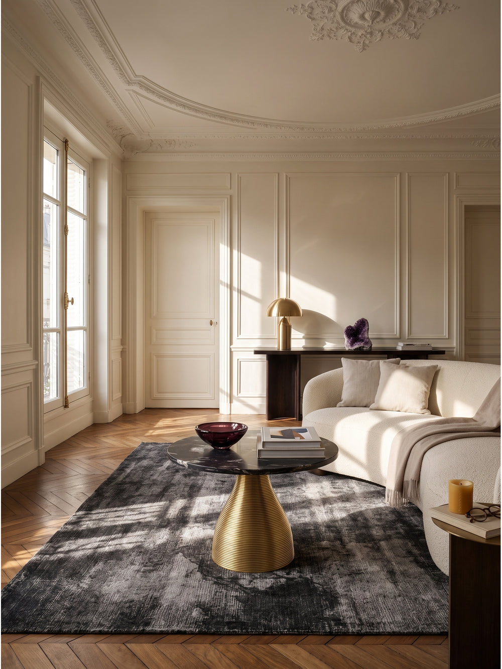Eleganter Couchtisch mit schwarzer Marmorplatte und goldenem Rillen-Fuß 60x60x40 cm in einem klassischen Pariser Wohnzimmer auf dunklem Fischgrätparkett_