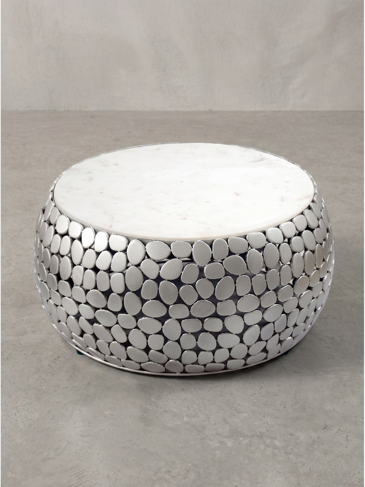Silberner Metall Sofatisch mit glatter Marmor-Oberfläche 66x32 cm in dreiviertel Ansicht freigestellt für moderne Einrichtungen._