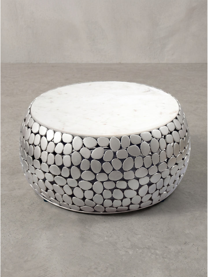 Silberner Metall Sofatisch mit glatter Marmor-Oberfläche 66x32 cm in dreiviertel Ansicht freigestellt für moderne Einrichtungen._
