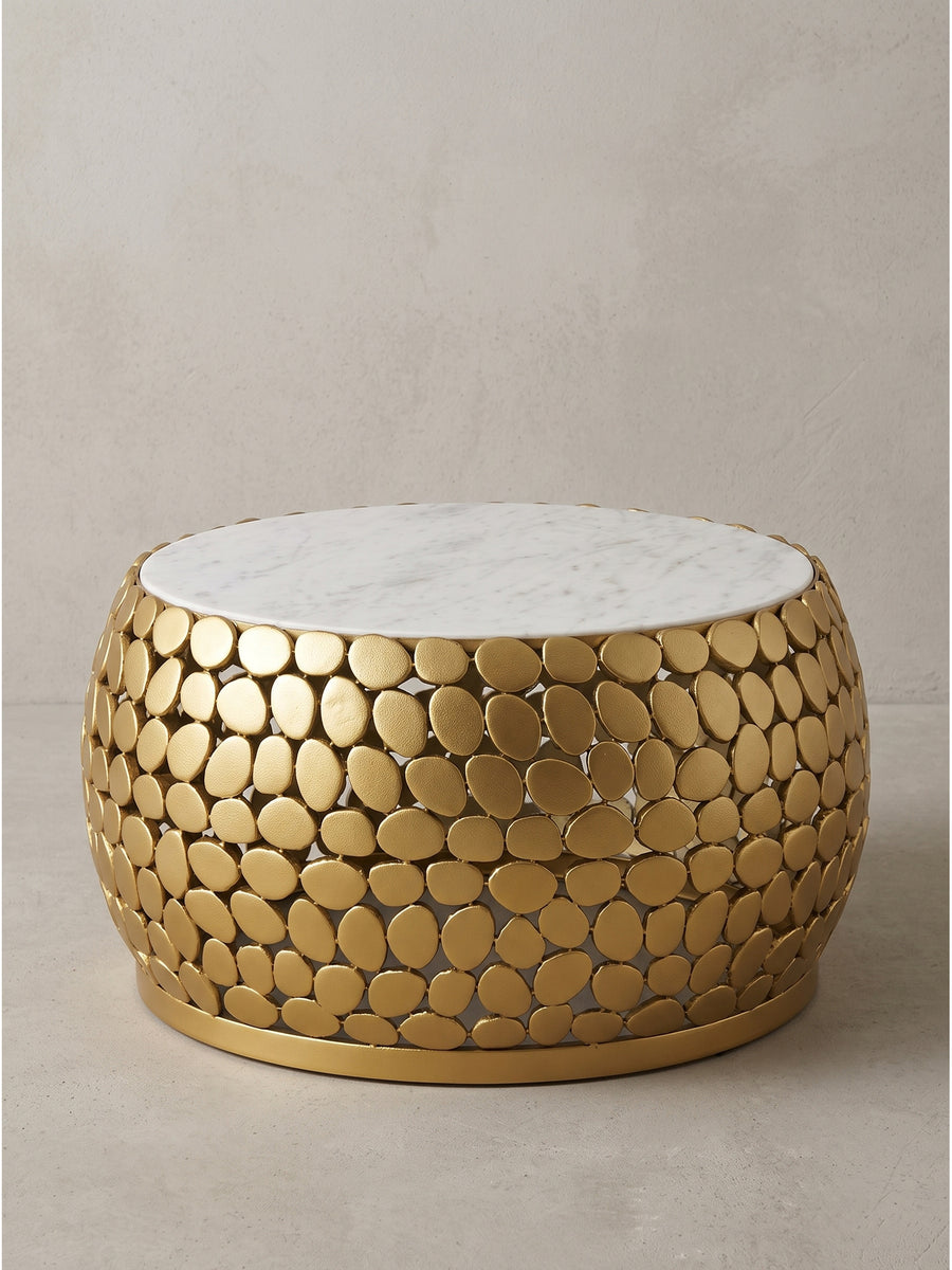 Design Couchtisch rund 66 cm aus Aluminium gold und weißer Marmor Tischplatte in der symmetrischen Frontalansicht vor neutralem Hintergrund._
