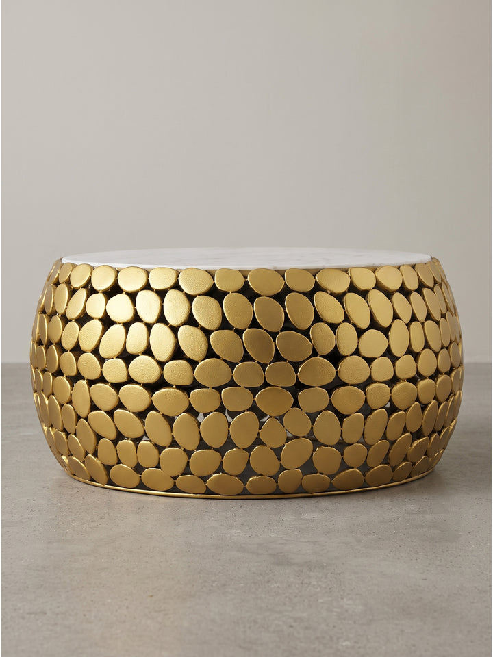 Profilansicht des flachen Wohnzimmertisches aus poliertem Goldmetall und kühlem Naturstein mit kompakten Proportionen von 32 cm Höhe._