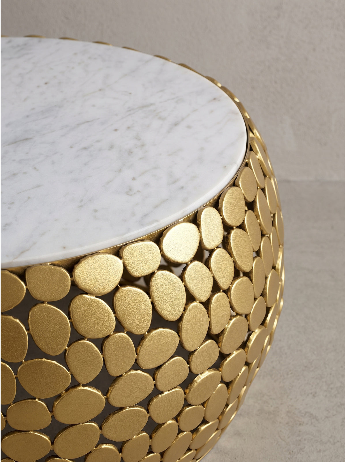 Kompakter runder Couchtisch im edlen Materialmix aus hellem Marmor und warmem Goldton für anspruchsvolle und elegante Wohnkonzepte._