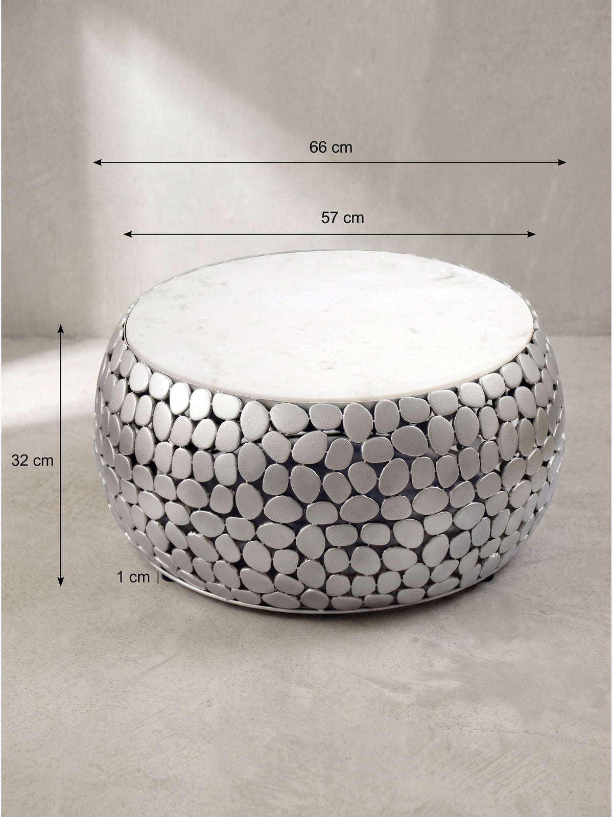Maßskizze des runden Couchtisches mit 66 cm Durchmesser, 57 cm Stellfläche und 32 cm Höhe sowie 1 cm dicker Tischkante._