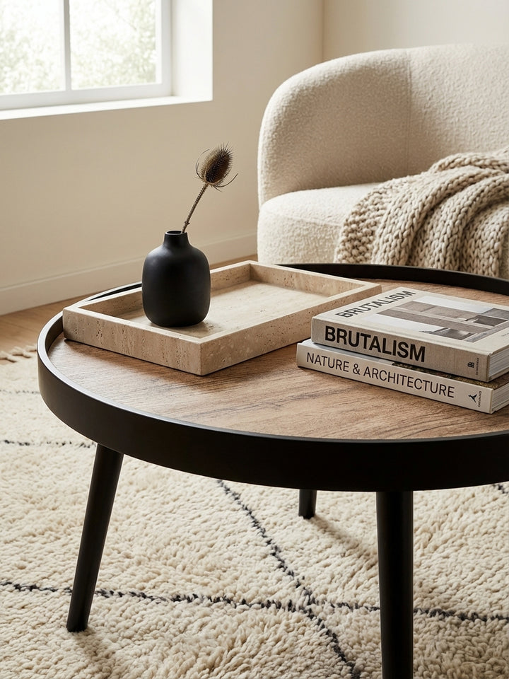 Detailaufnahme der Tischplatte im Eiche-Look des runden Couchtischs, die feine Holzmaserung der folierten MDF-Platte ist deutlich erkennbar._