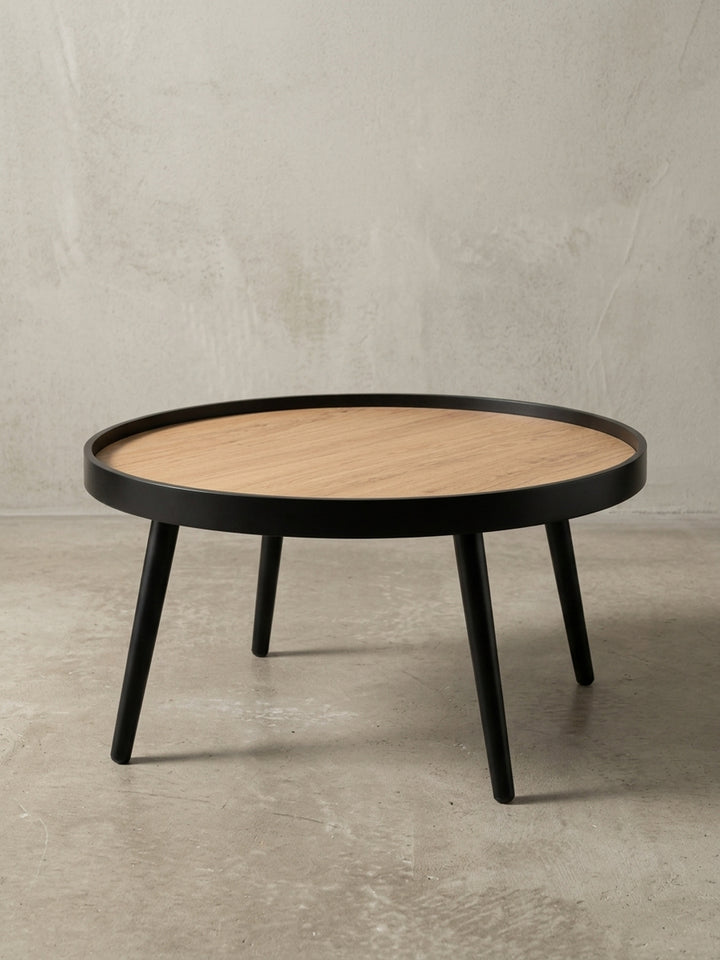 Seitenansicht des Wohnzimmertisches mit einer Höhe von 40 cm, zeigt die schlanke Silhouette und das minimalistische skandinavische Design._