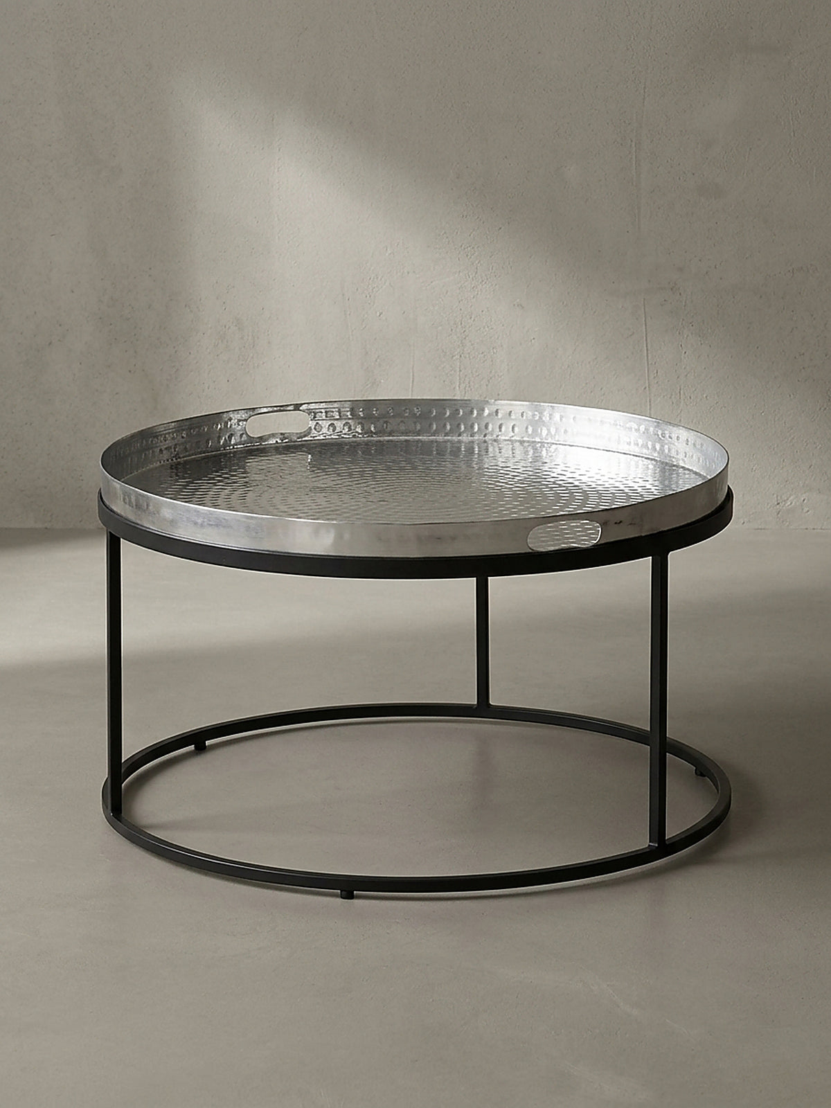 Makroaufnahme des 4 cm hohen Rands vom abnehmbaren Aluminiumtablett des runden Couchtisches im klaren Licht.